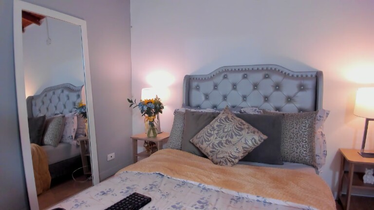 NiaMoon's Streamate show and profile