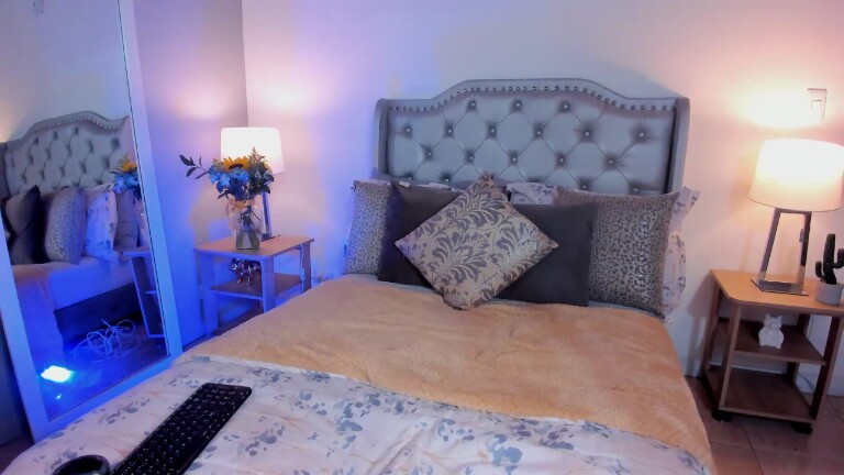 NiaMoon's Streamate show and profile