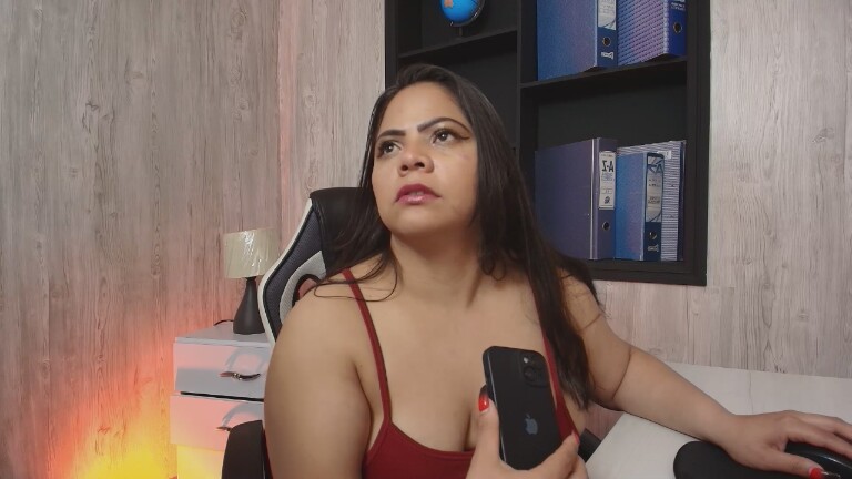 Rousee_sinnclair's Streamate show and profile