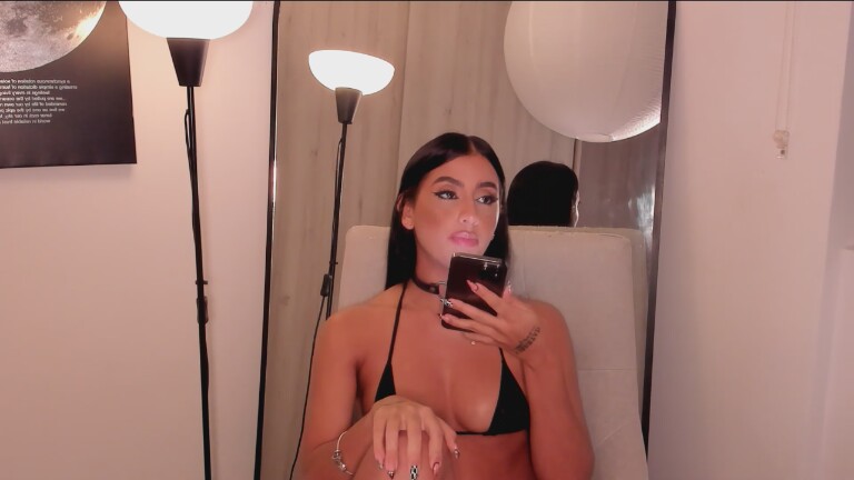 Nina_Cravizz's Streamate show and profile